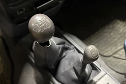 musta Toyota Hilux 2003 kuva 16.