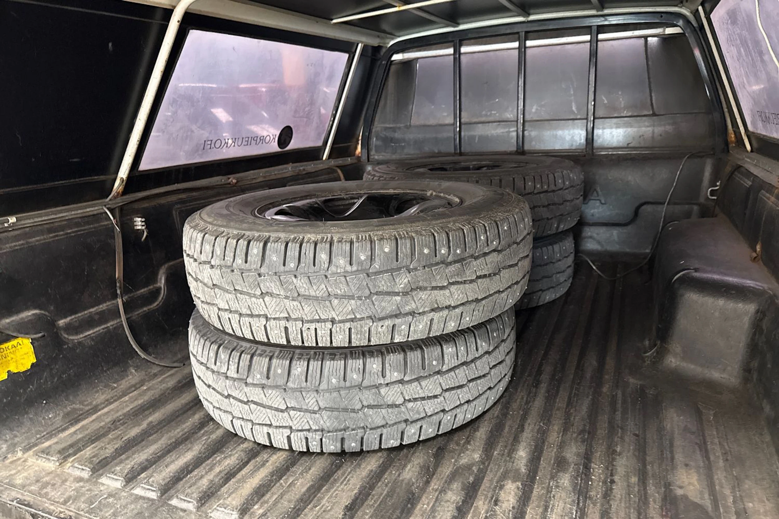 musta Toyota Hilux 2003 kuva 19.