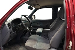 punainen Toyota Hilux 2003 kuva 3.