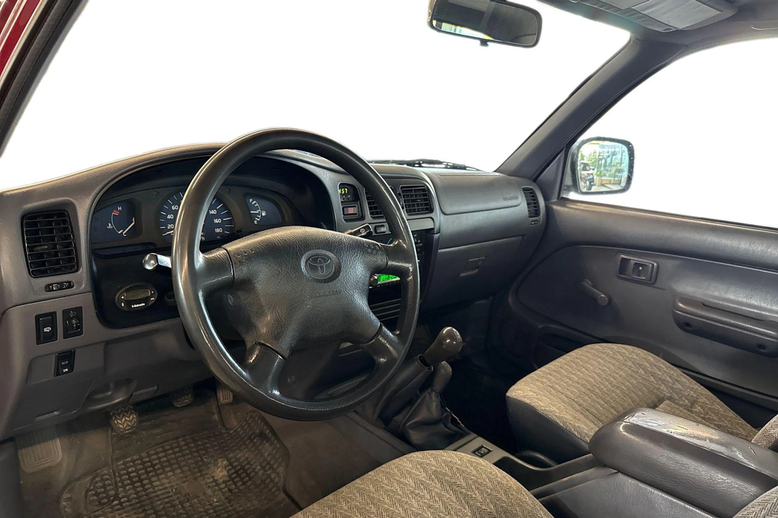 punainen Toyota Hilux 2004 kuva 3.