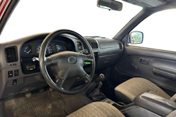 punainen Toyota Hilux 2004 kuva 3.