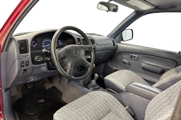 punainen Toyota Hilux 2004 kuva 8.
