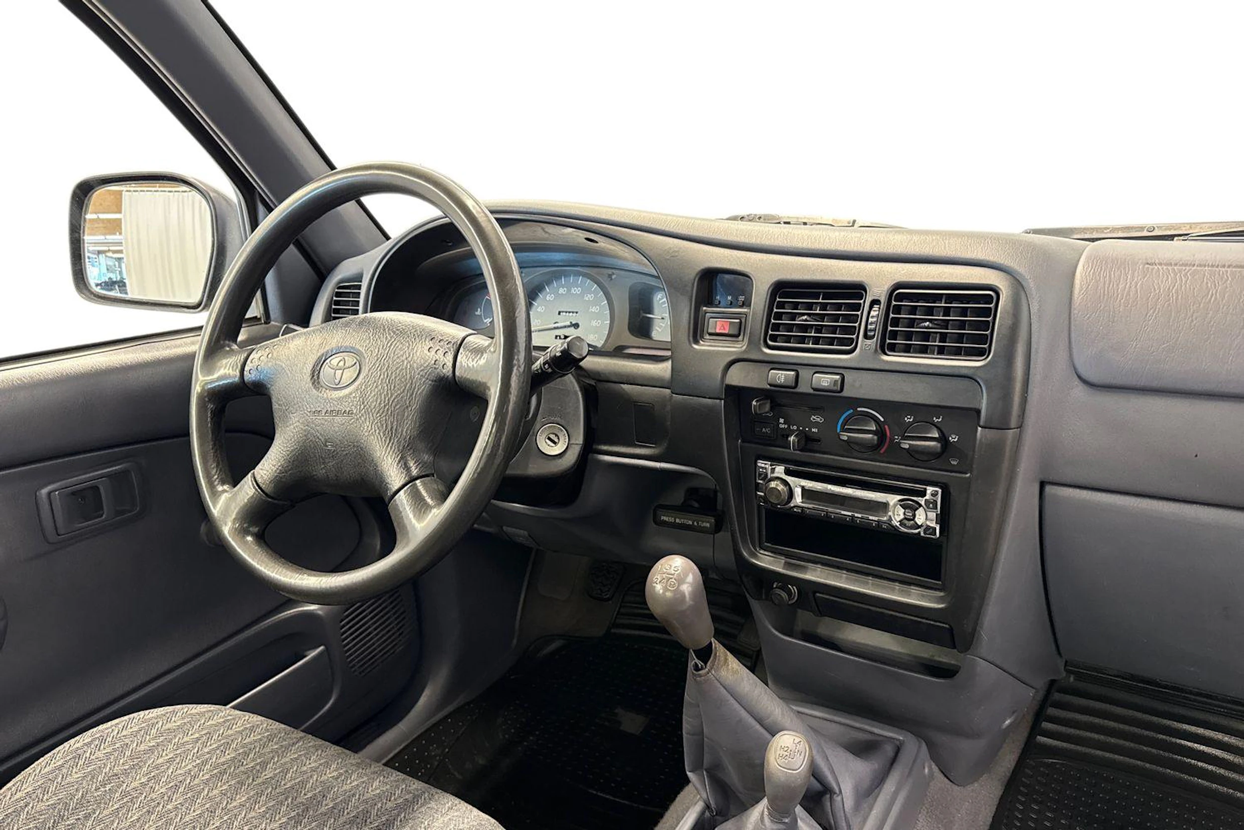 punainen Toyota Hilux 2004 kuva 11.