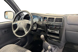 punainen Toyota Hilux 2004 kuva 11.