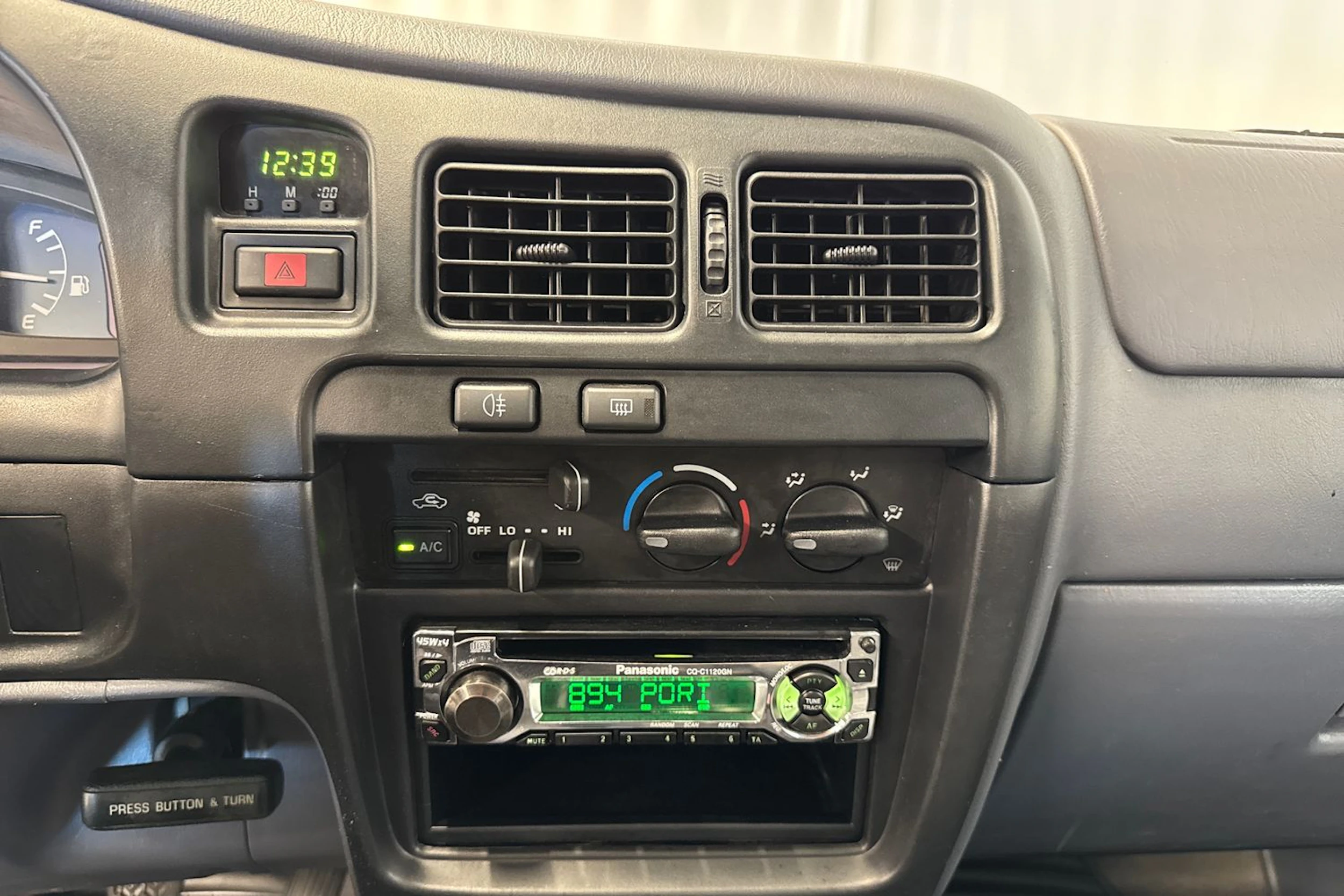 punainen Toyota Hilux 2004 kuva 16.