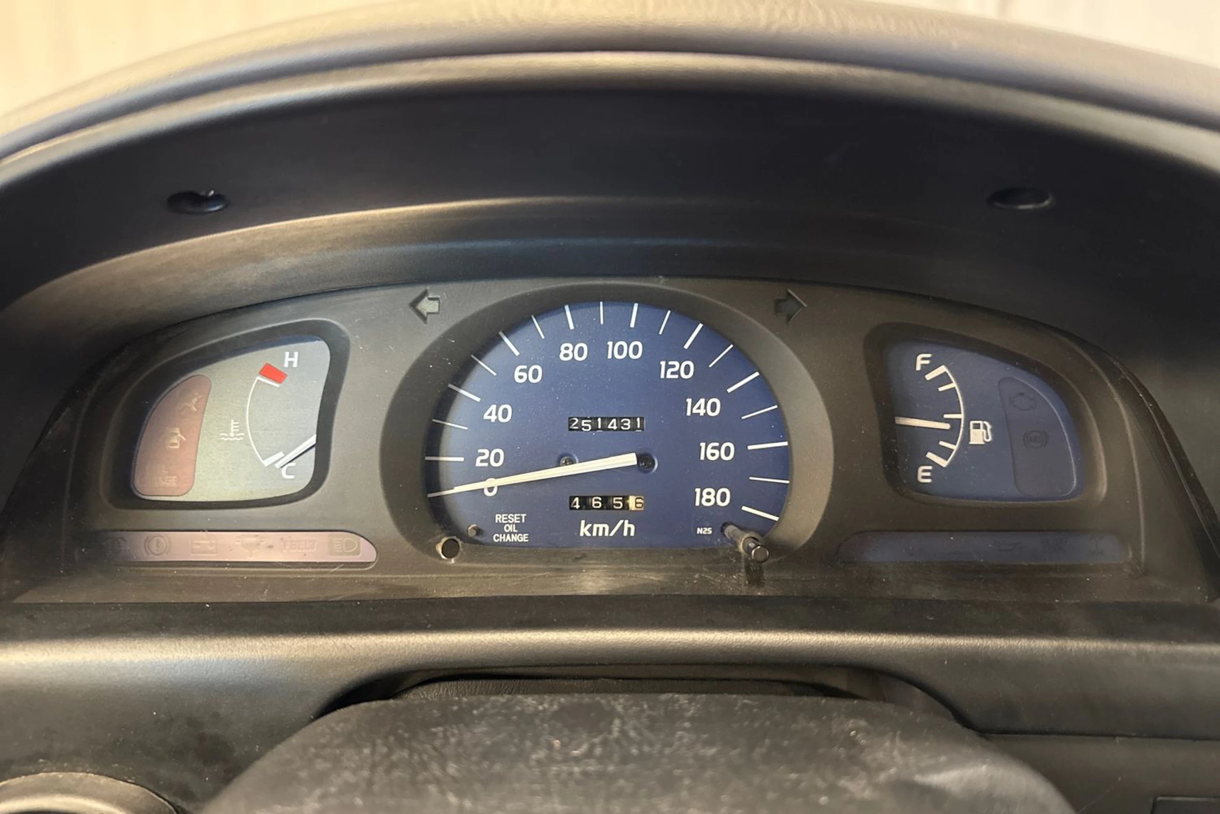 punainen Toyota Hilux 2004 kuva 17.