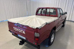 punainen Toyota Hilux 2004 kuva 20.
