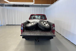 punainen Toyota Hilux 2004 kuva 21.