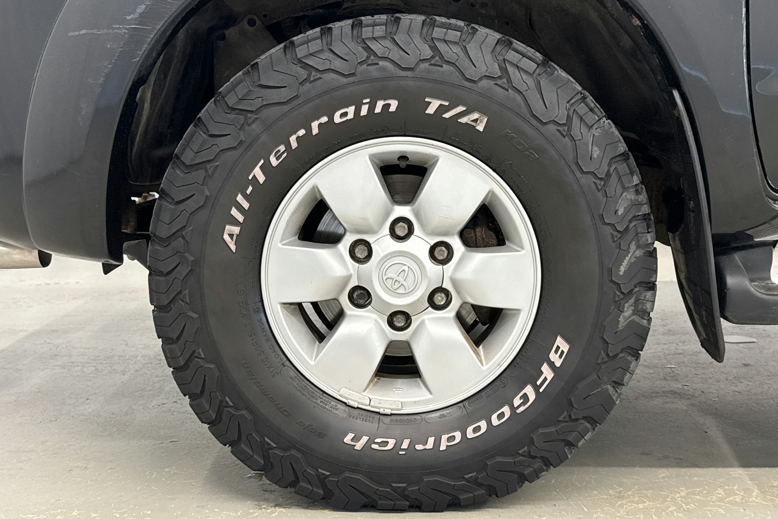 musta Toyota Hilux 2006 kuva 10.