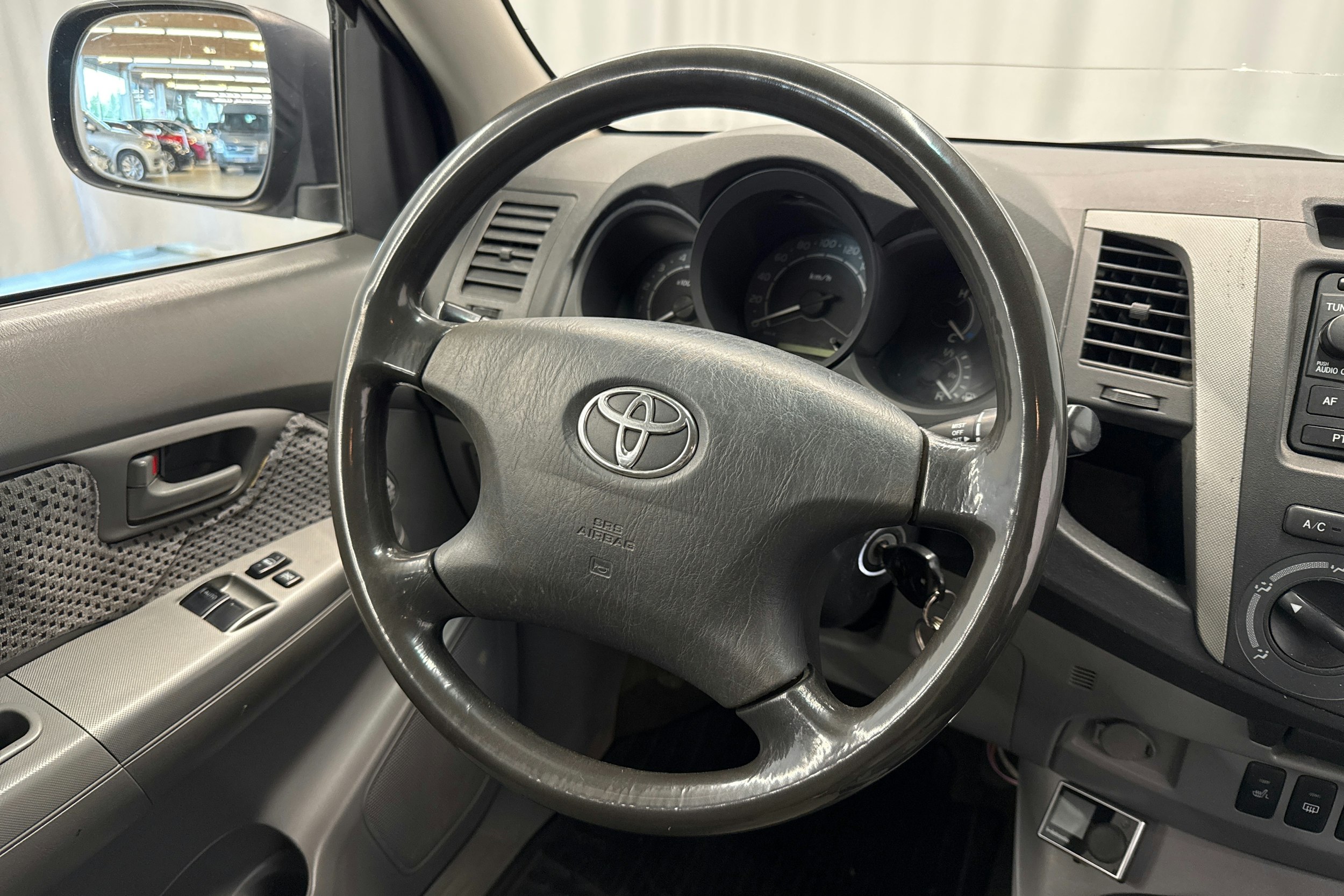 musta Toyota Hilux 2006 kuva 11.