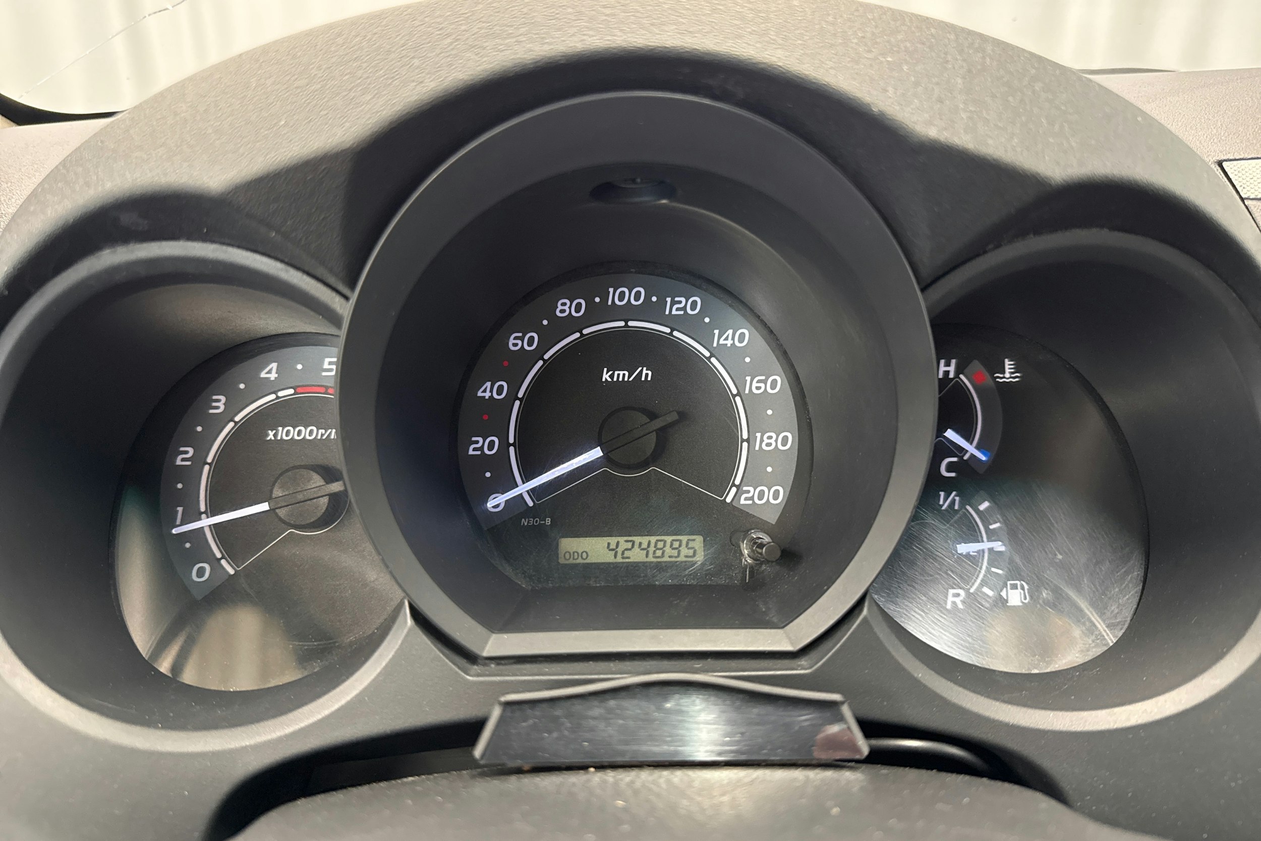 musta Toyota Hilux 2006 kuva 12.