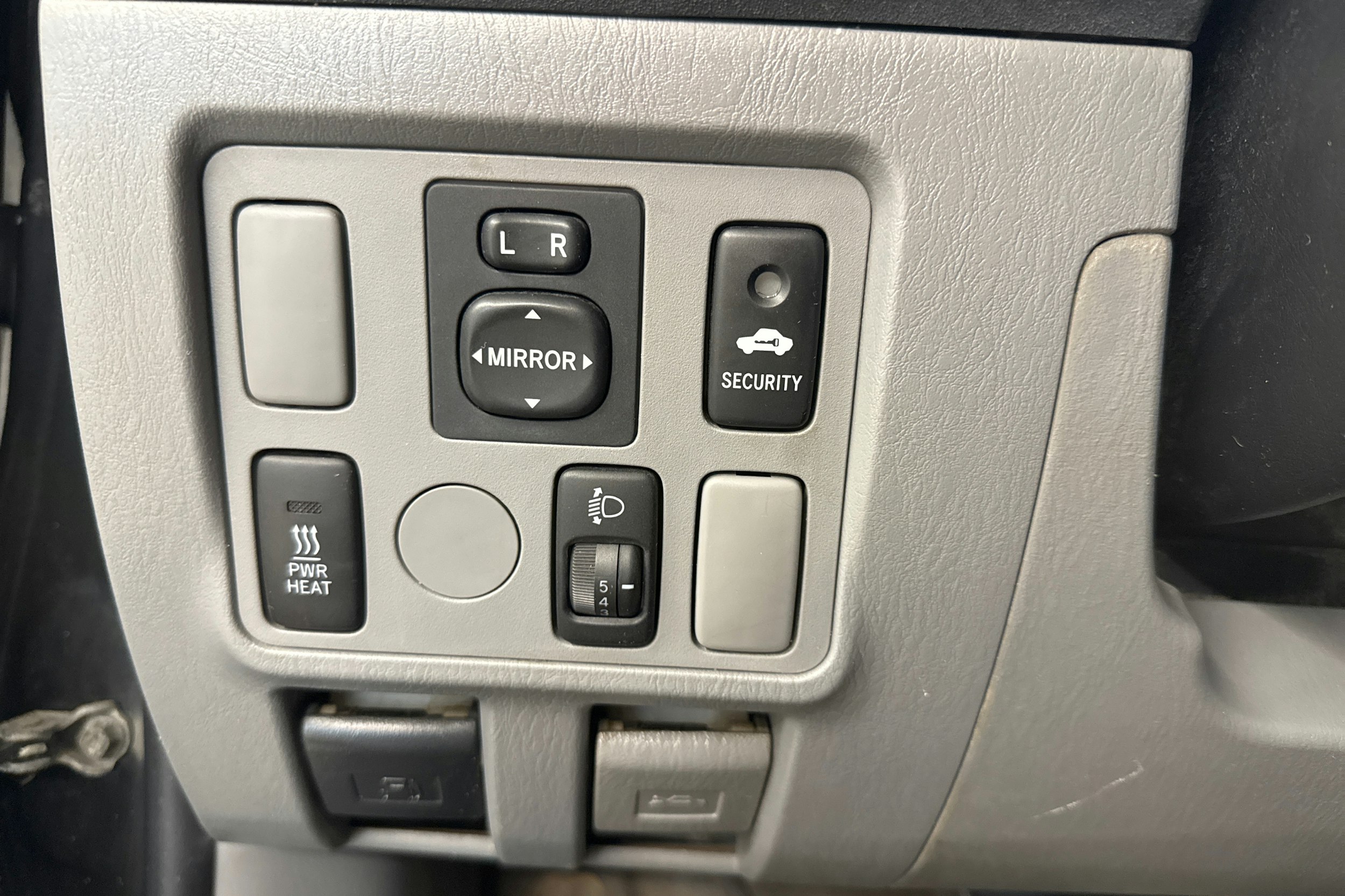 musta Toyota Hilux 2006 kuva 13.