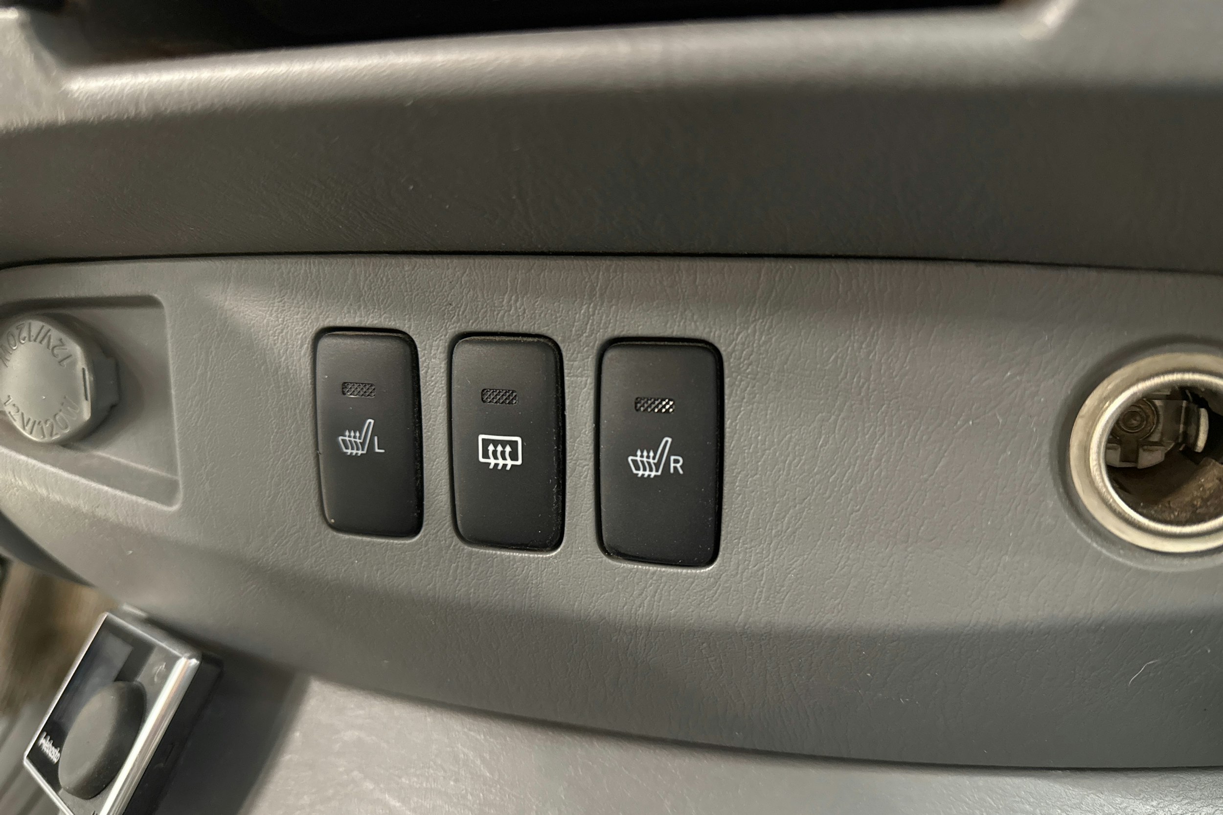 musta Toyota Hilux 2006 kuva 17.