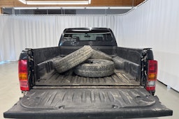 musta Toyota Hilux 2006 kuva 19.