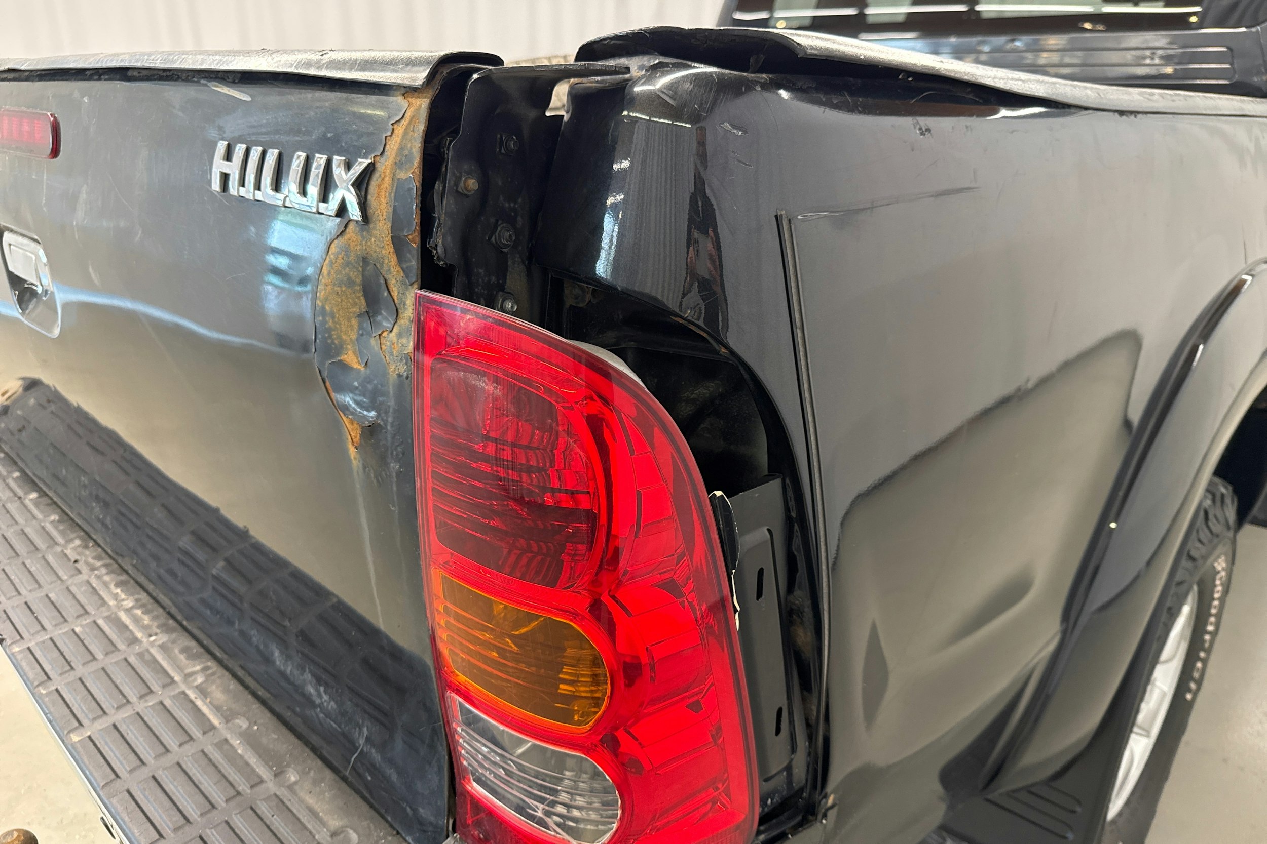 musta Toyota Hilux 2006 kuva 21.