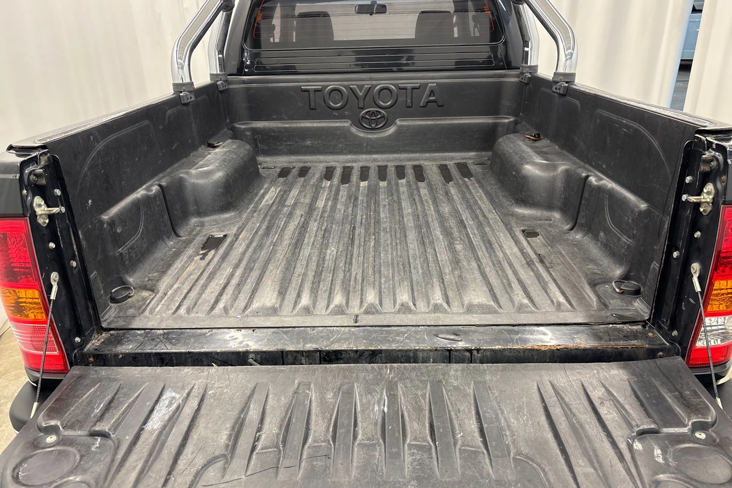 musta Toyota Hilux 2007 kuva 24.