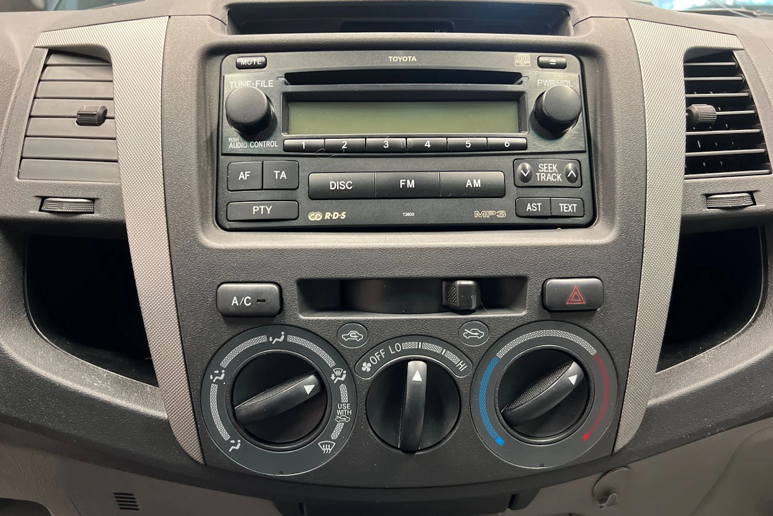 Harmaa Toyota Hilux 2007 kuva 13.