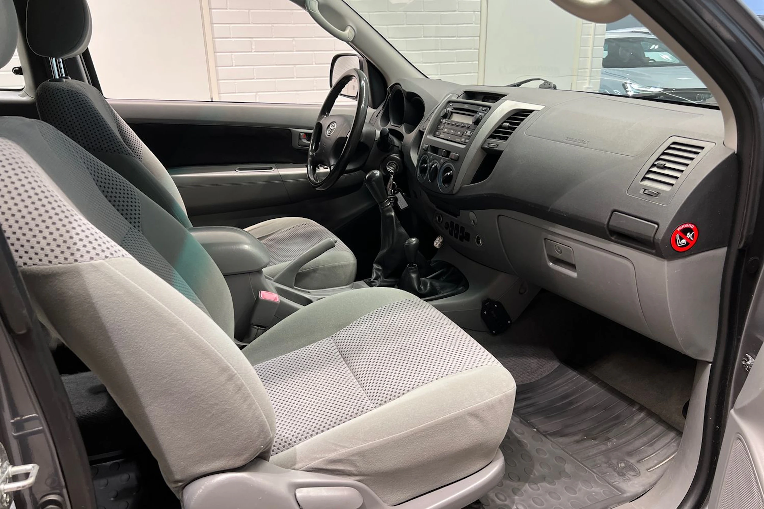Harmaa Toyota Hilux 2007 kuva 17.