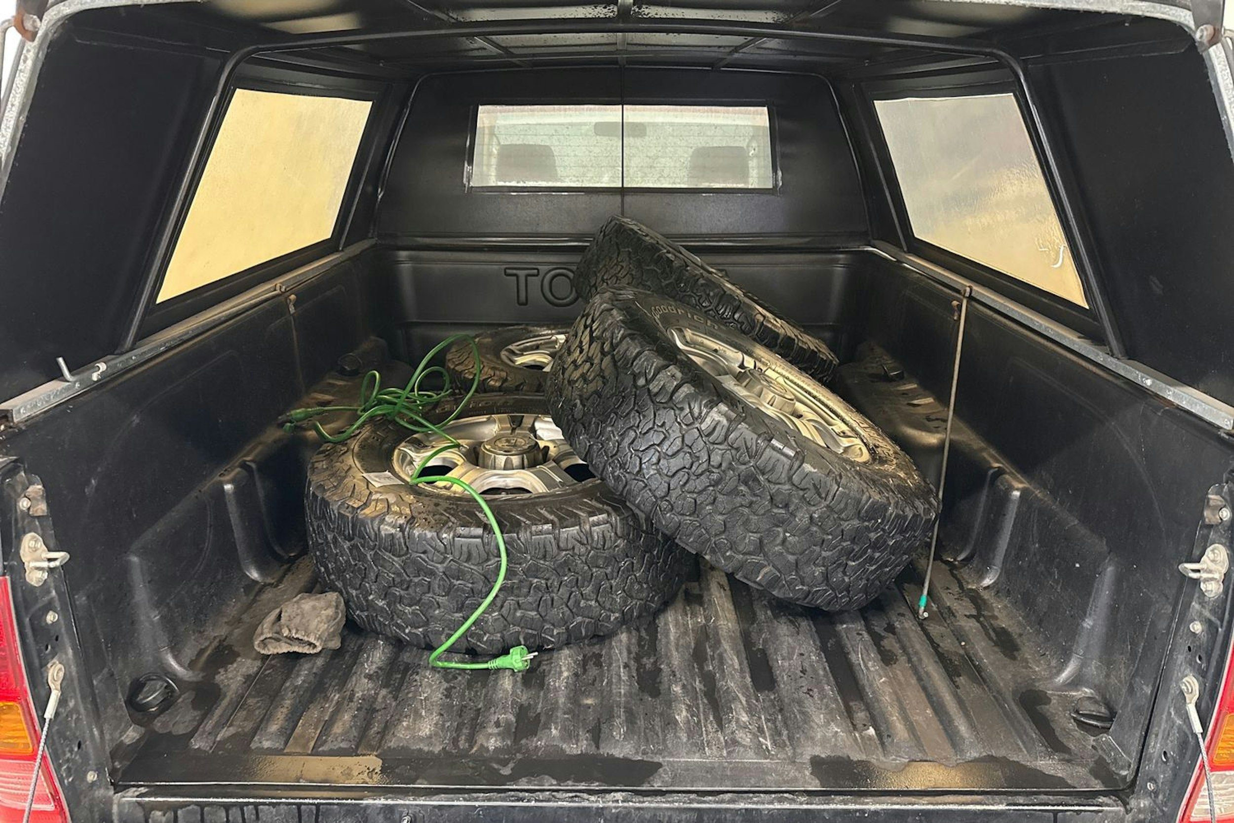 musta Toyota Hilux 2009 kuva 13.