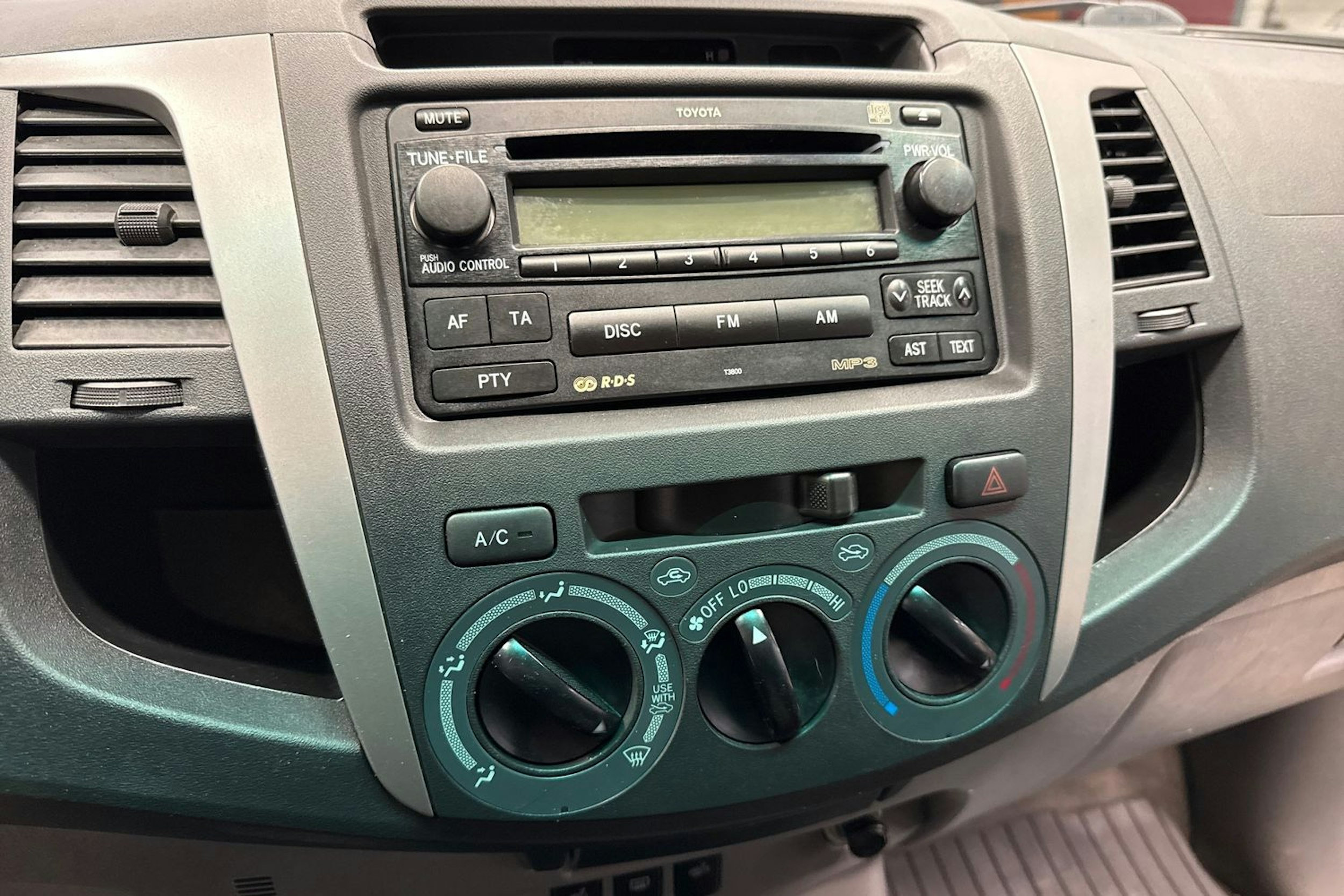 musta Toyota Hilux 2009 kuva 19.