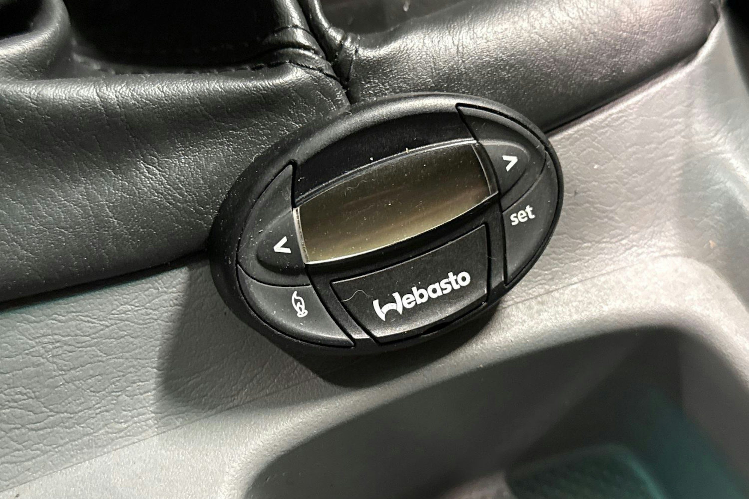 musta Toyota Hilux 2009 kuva 21.