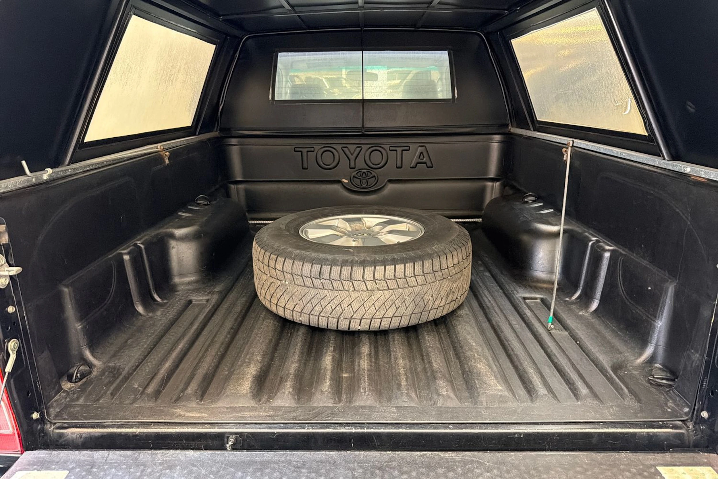 musta Toyota Hilux 2009 kuva 23.
