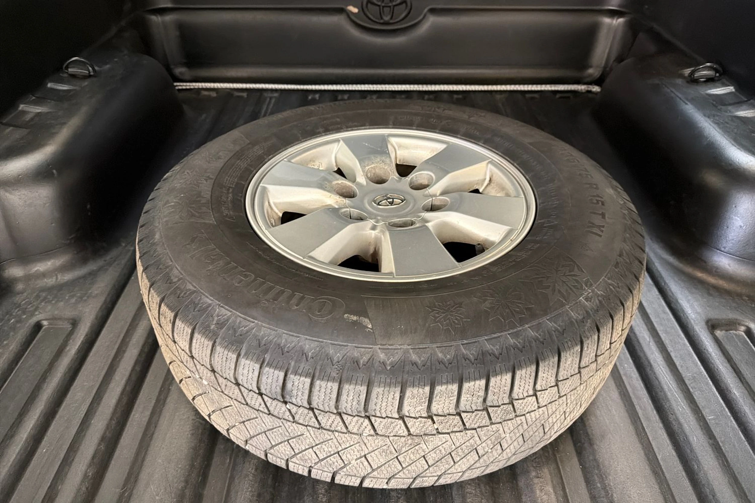 musta Toyota Hilux 2009 kuva 24.