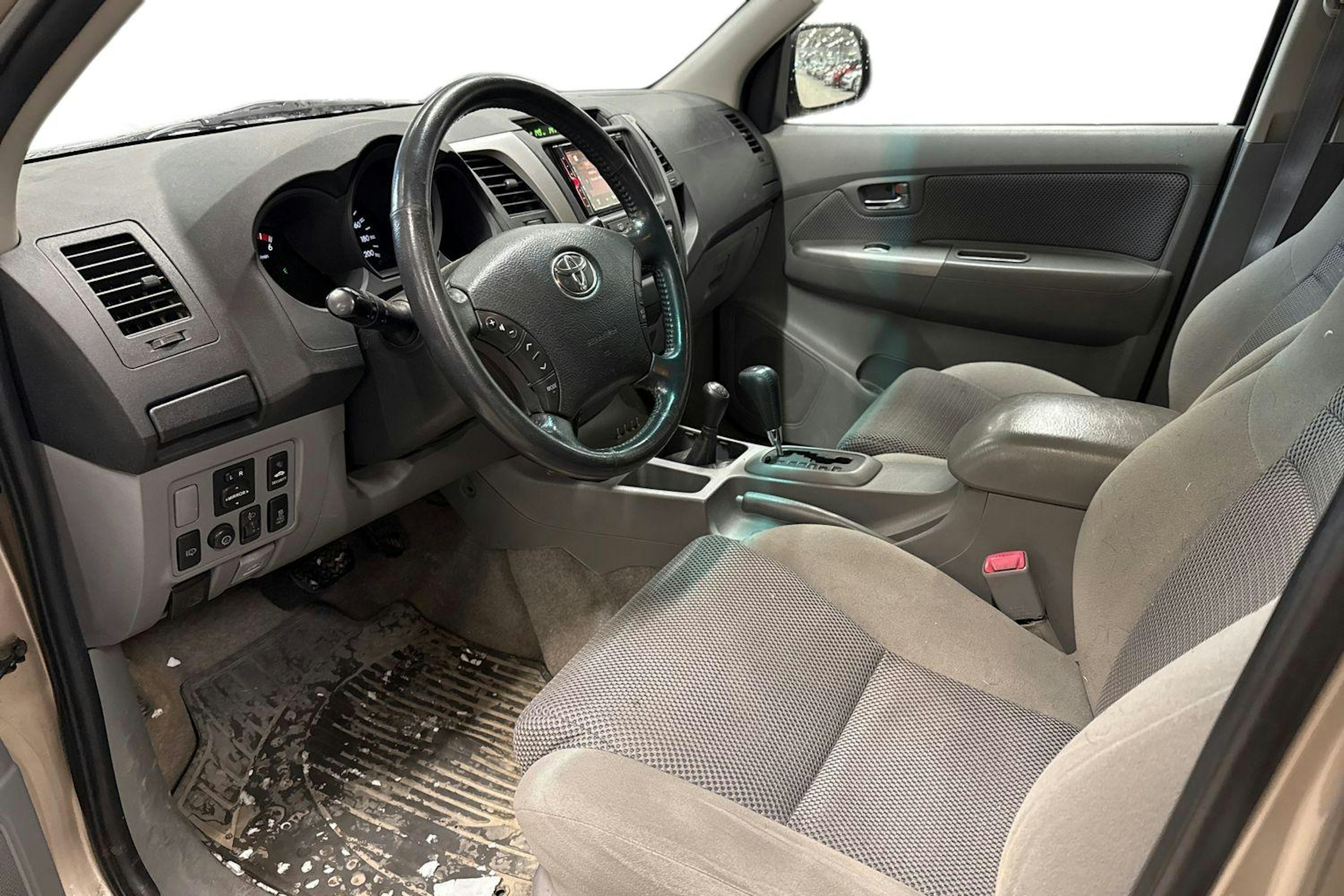 Ruskea (beige) Toyota Hilux 2010 kuva 3.