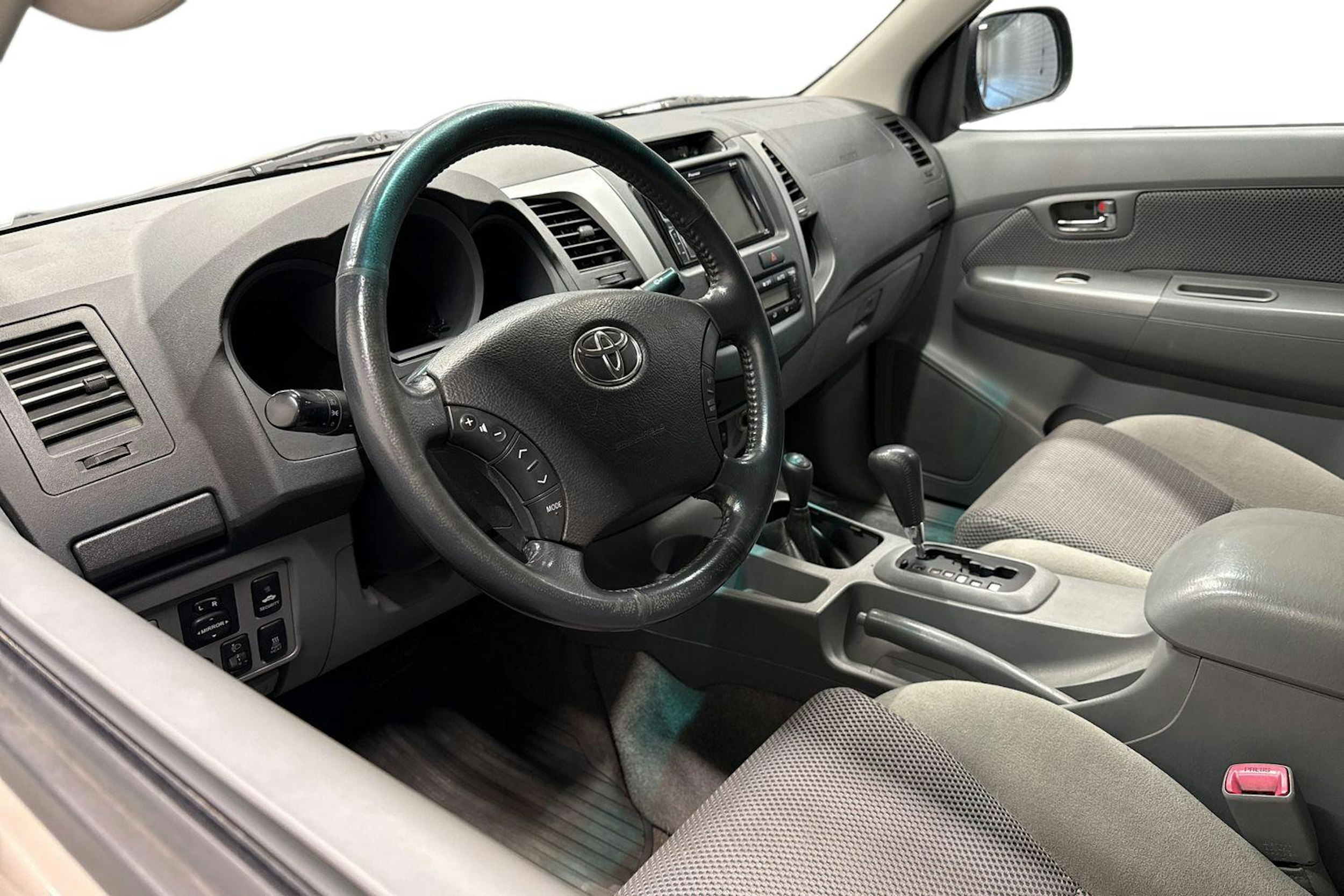 Ruskea (beige) Toyota Hilux 2010 kuva 8.