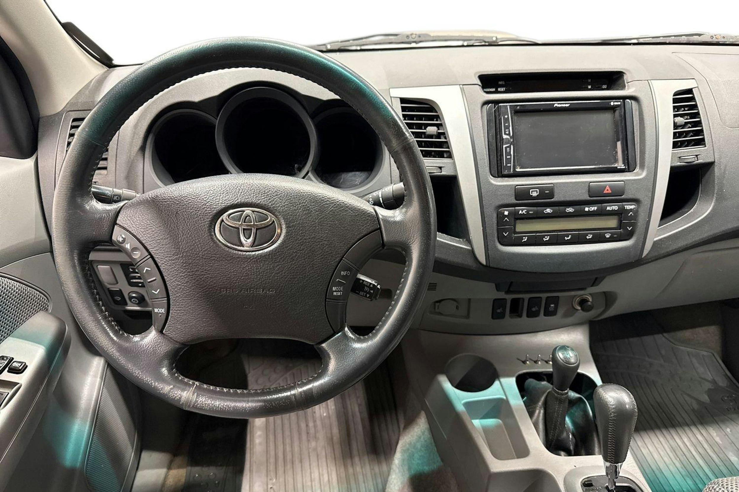 Ruskea (beige) Toyota Hilux 2010 kuva 9.