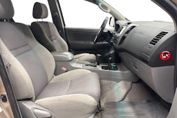 Ruskea (beige) Toyota Hilux 2010 kuva 11.