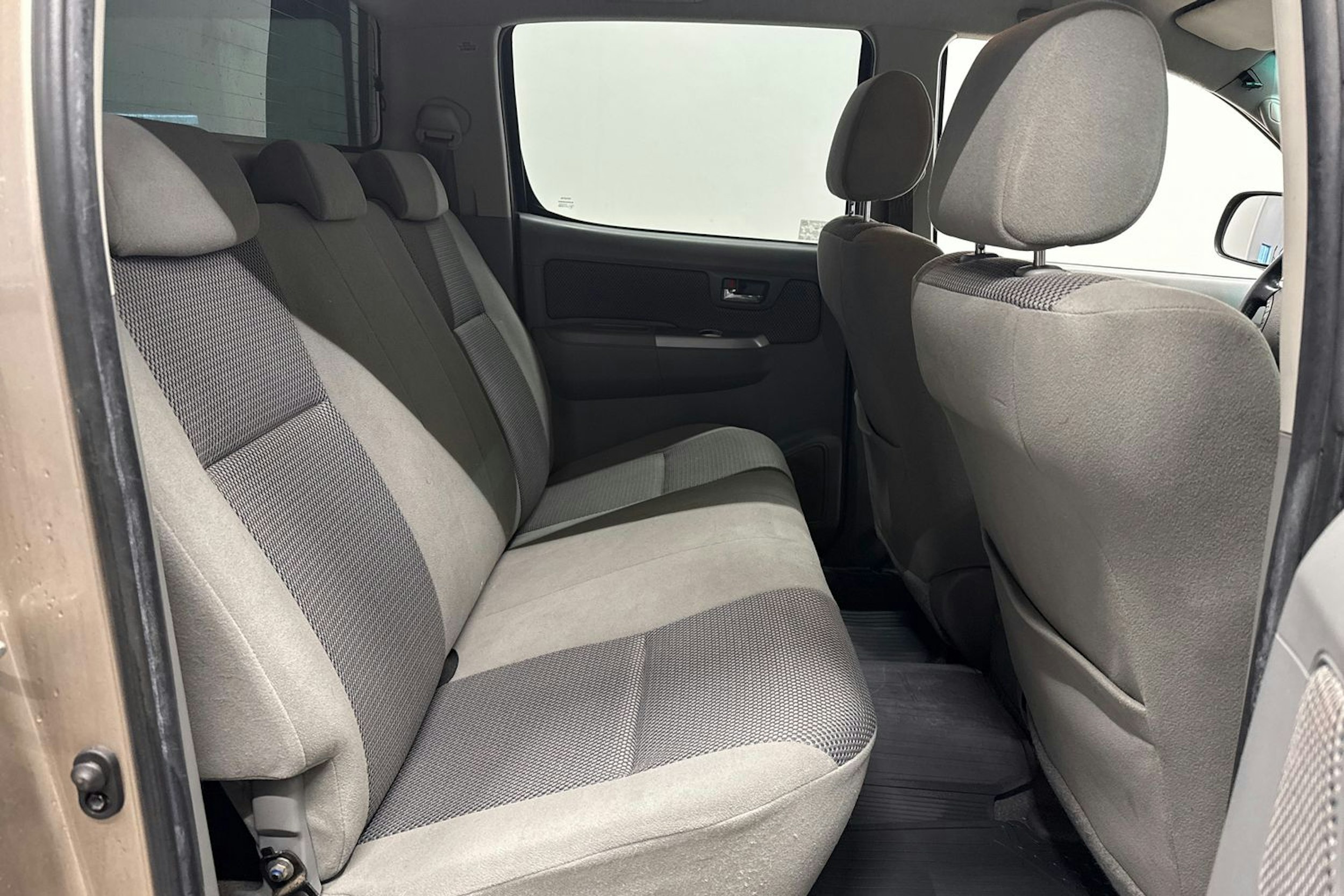 Ruskea (beige) Toyota Hilux 2010 kuva 13.
