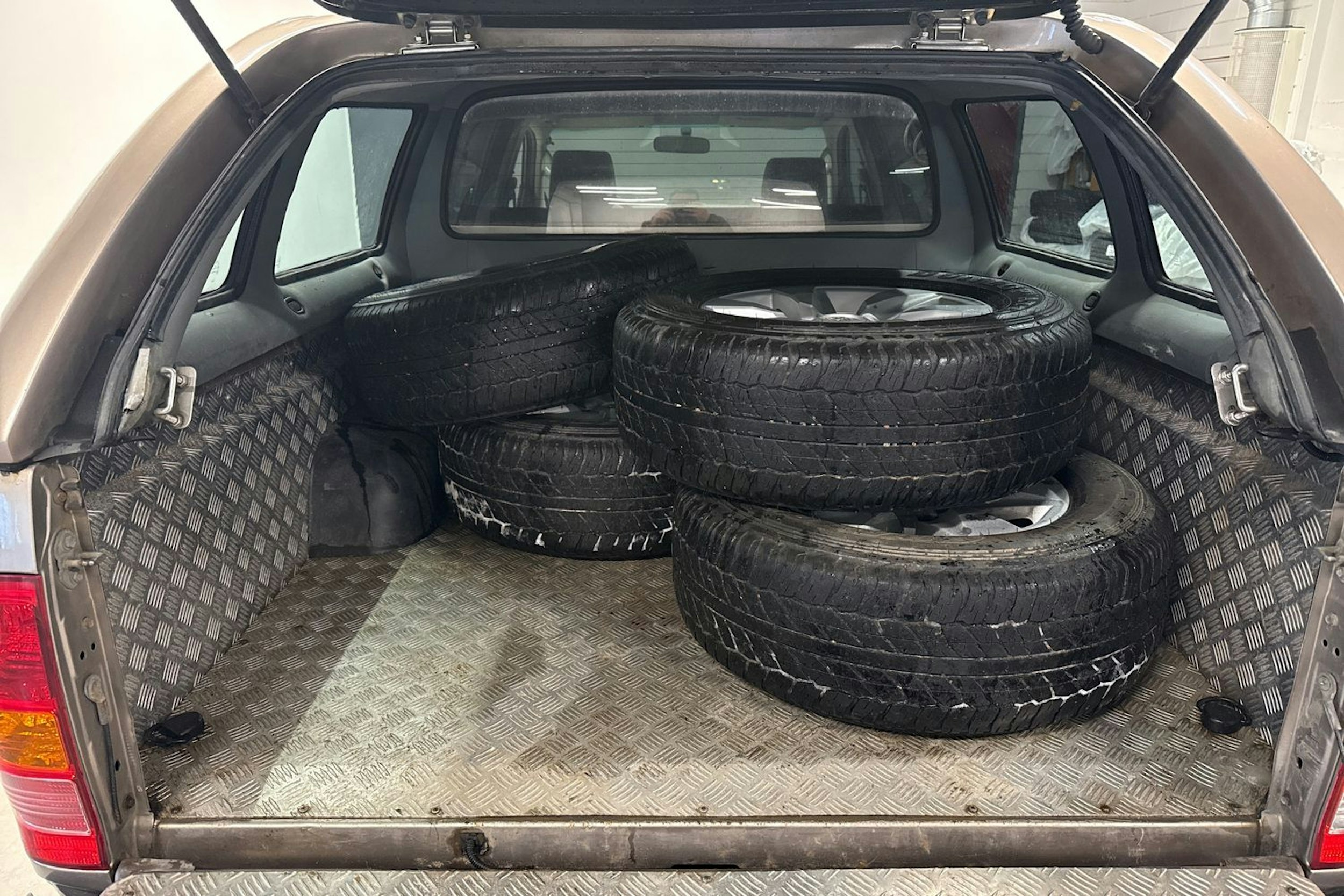 Ruskea (beige) Toyota Hilux 2010 kuva 15.