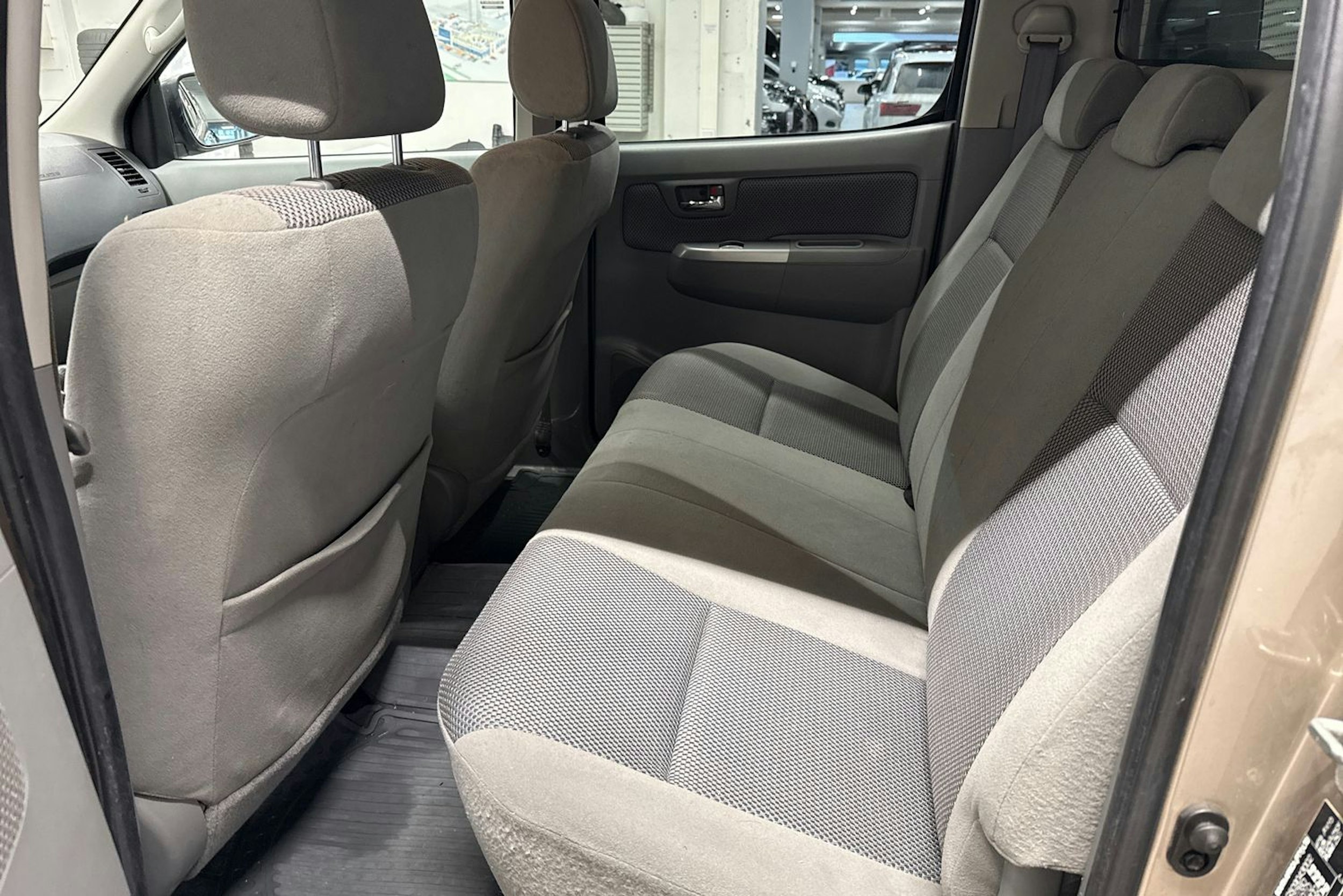 Ruskea (beige) Toyota Hilux 2010 kuva 16.
