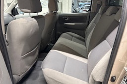 Ruskea (beige) Toyota Hilux 2010 kuva 16.