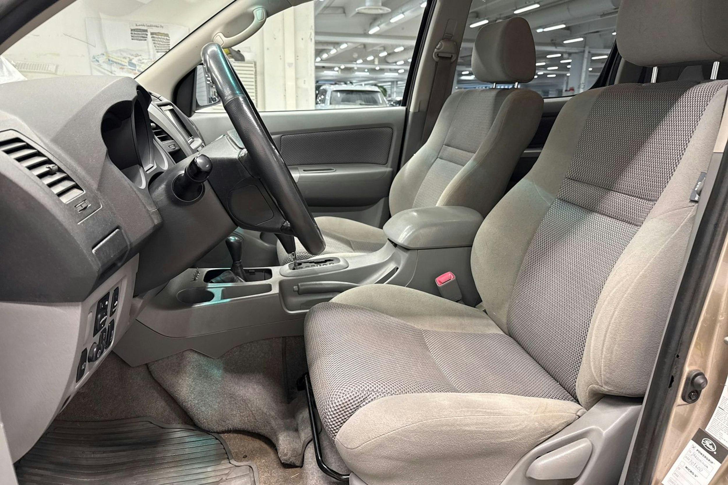 Ruskea (beige) Toyota Hilux 2010 kuva 17.