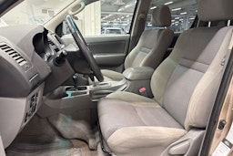 Ruskea (beige) Toyota Hilux 2010 kuva 17.