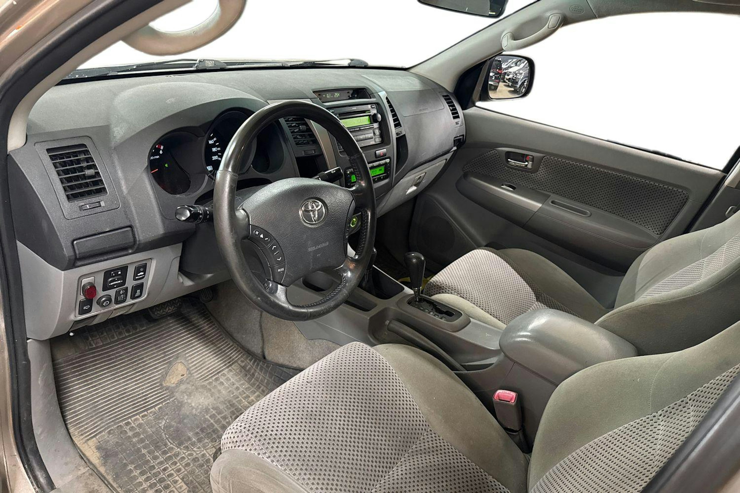 ruskea (beige) Toyota Hilux 2010 kuva 3.