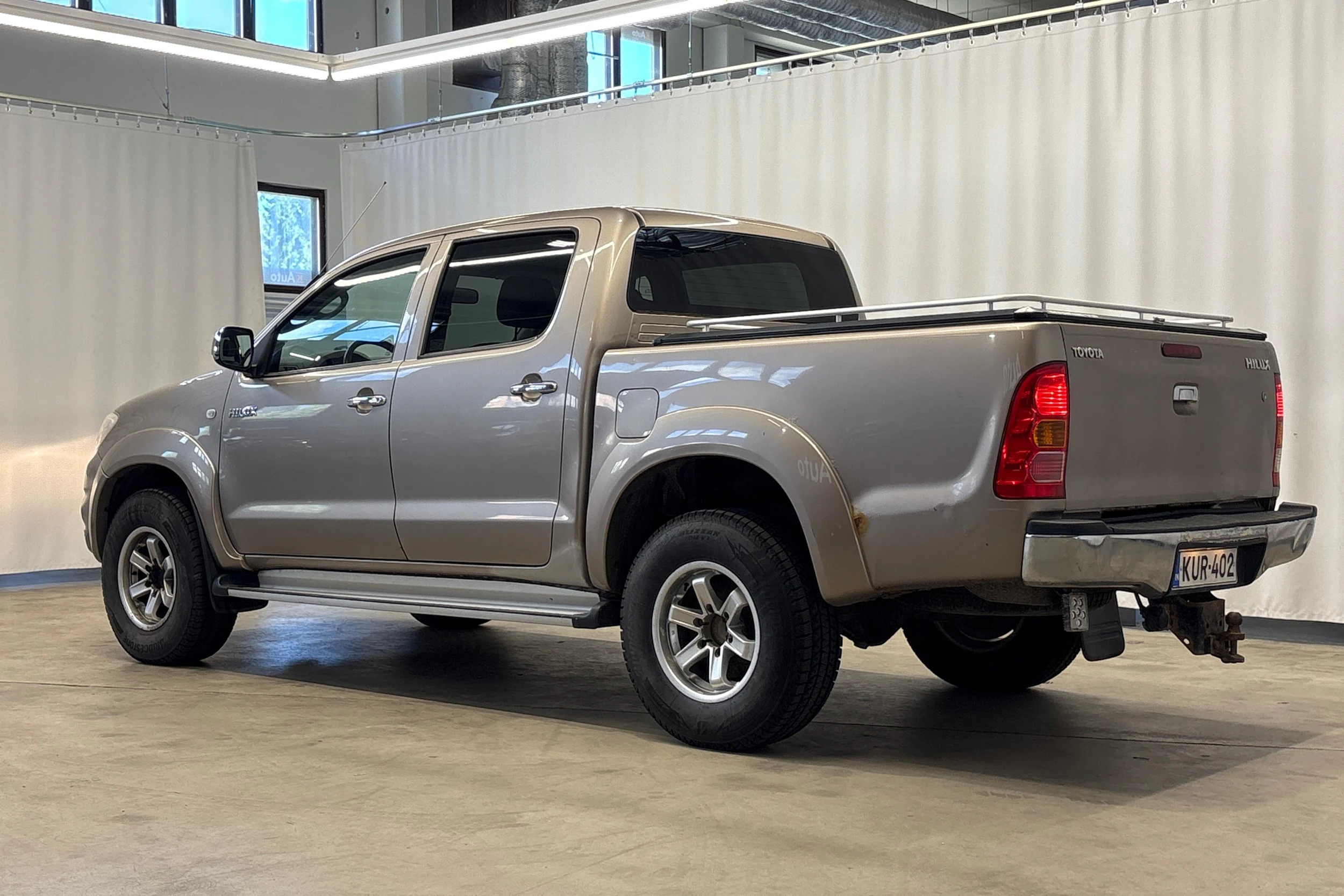 ruskea (beige) Toyota Hilux 2010 kuva 7.