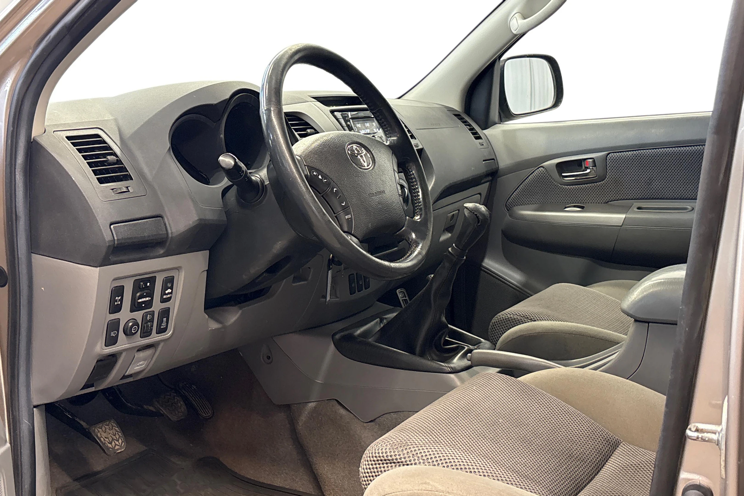 ruskea (beige) Toyota Hilux 2010 kuva 8.
