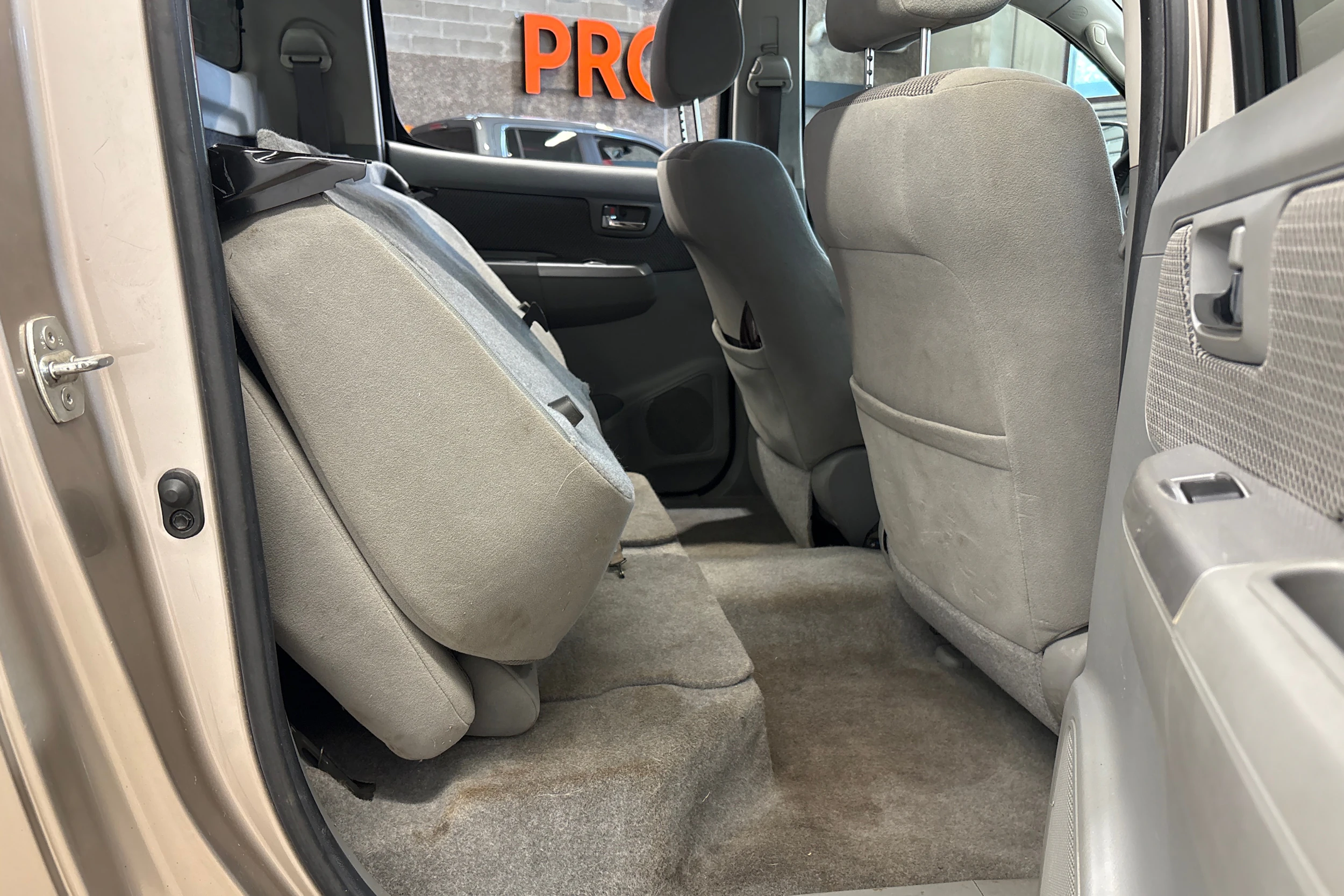 ruskea (beige) Toyota Hilux 2010 kuva 11.