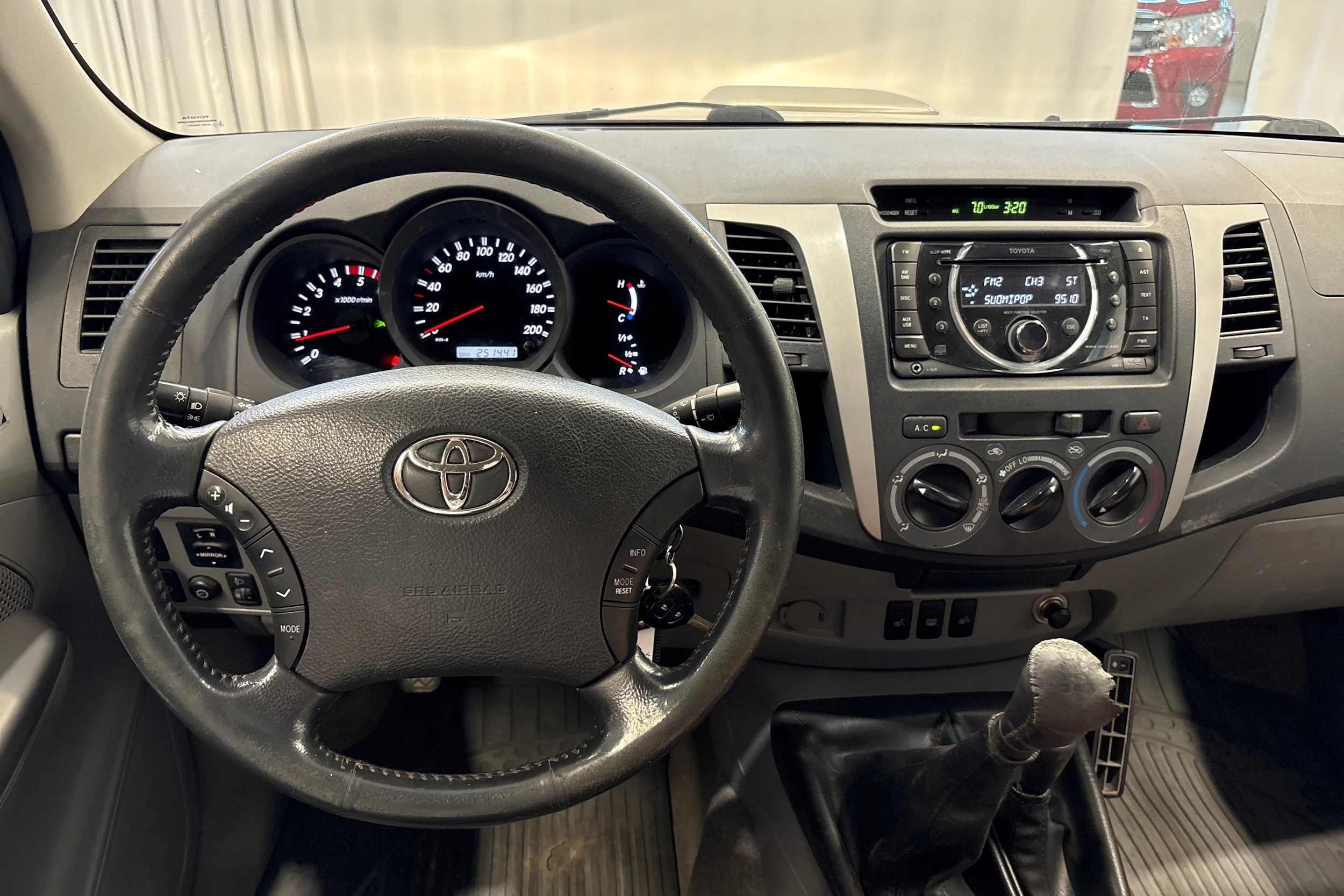 ruskea (beige) Toyota Hilux 2010 kuva 12.