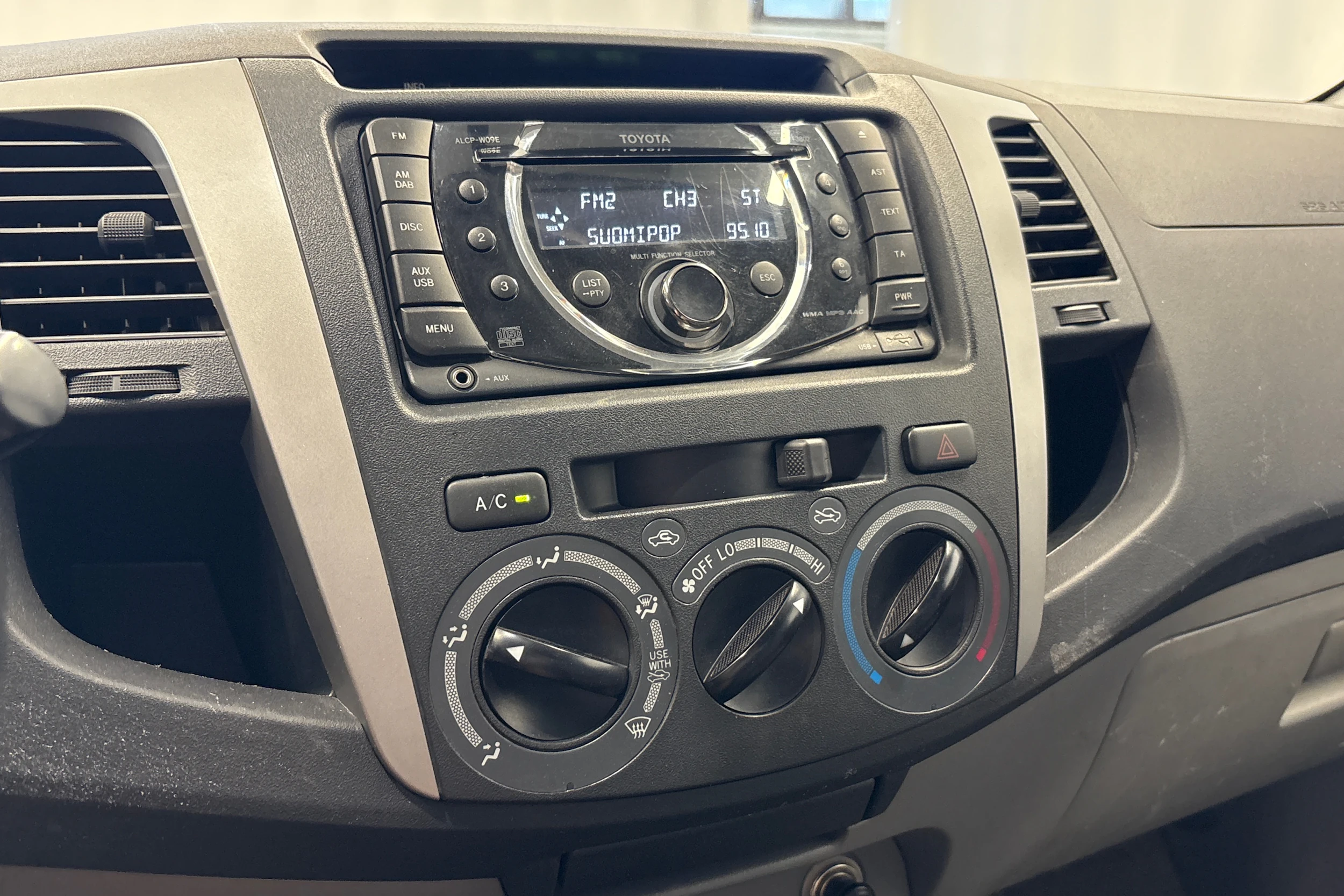 ruskea (beige) Toyota Hilux 2010 kuva 15.