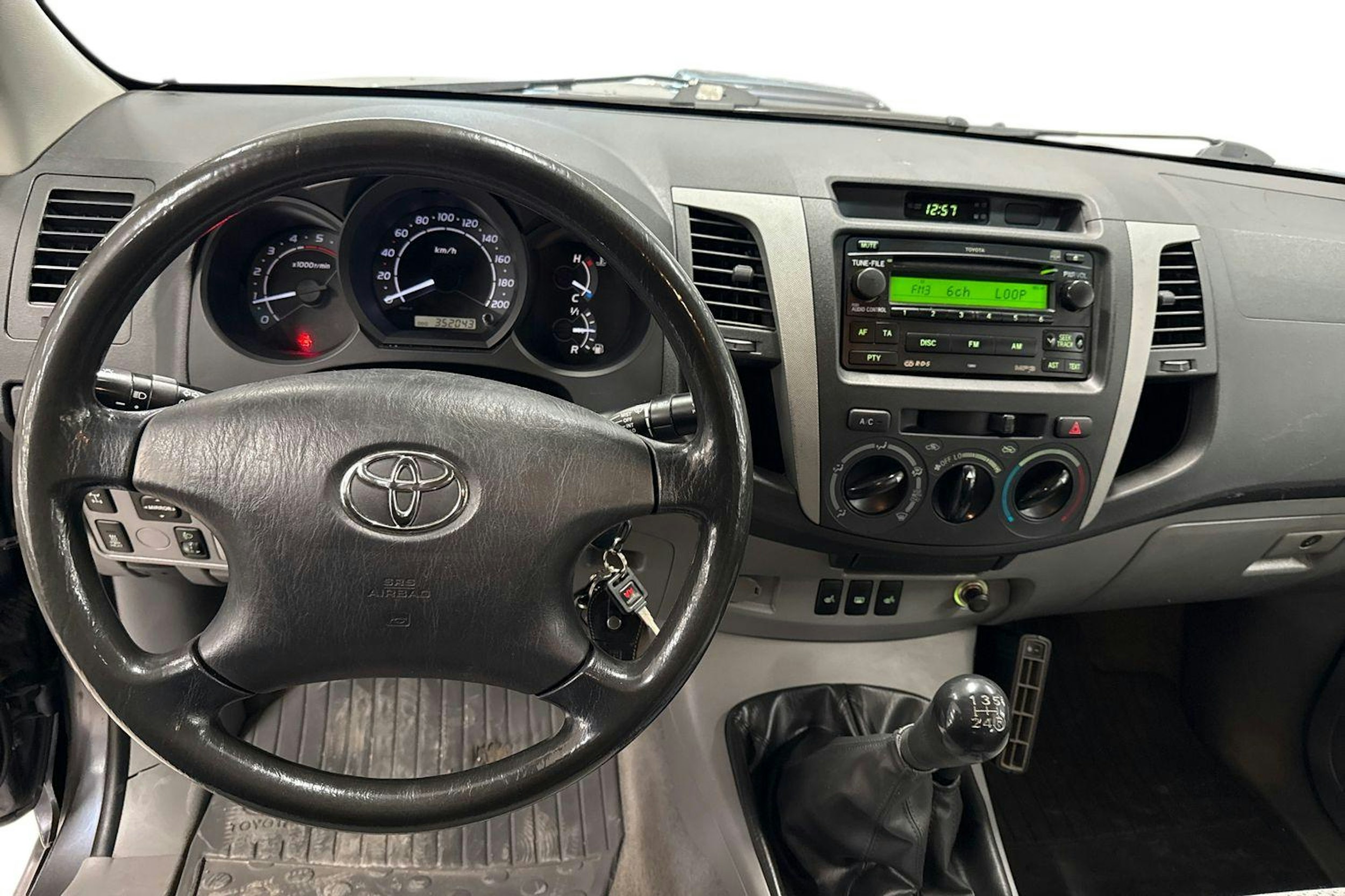 harmaa Toyota Hilux 2010 kuva 9.