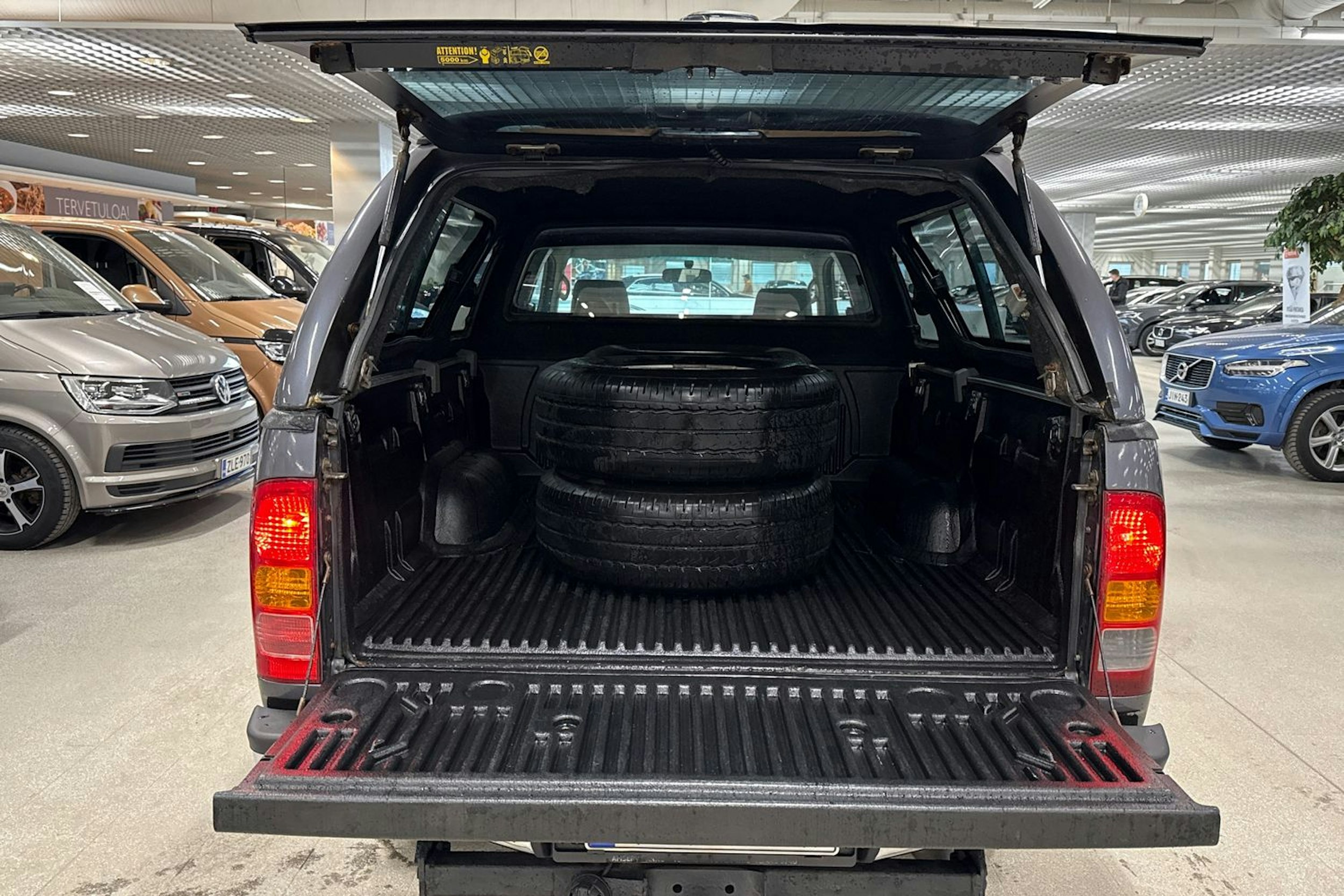 harmaa Toyota Hilux 2010 kuva 13.