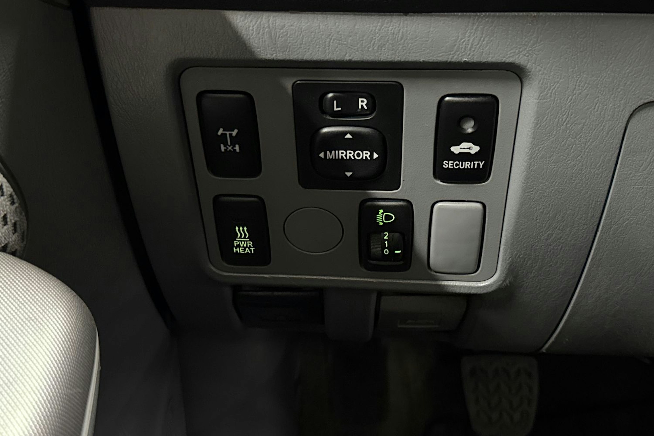 harmaa Toyota Hilux 2010 kuva 18.