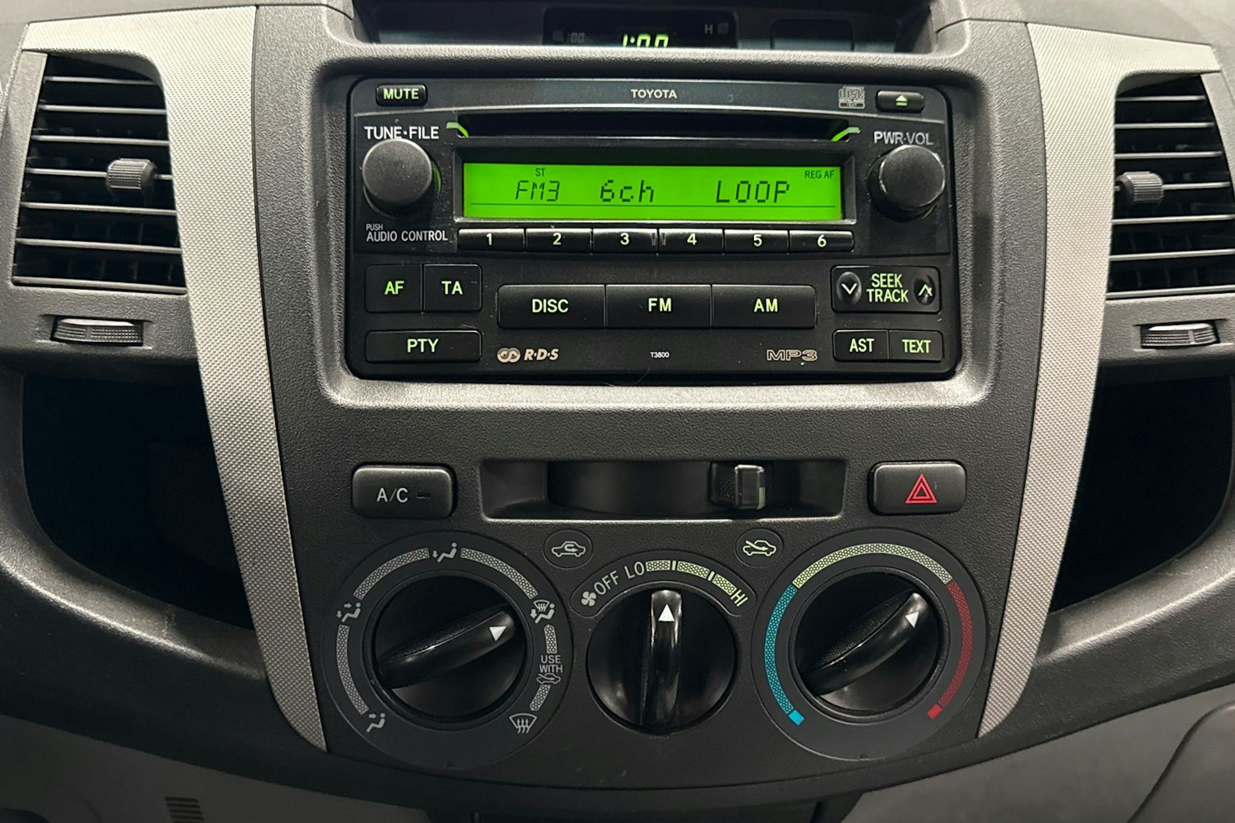 harmaa Toyota Hilux 2010 kuva 21.