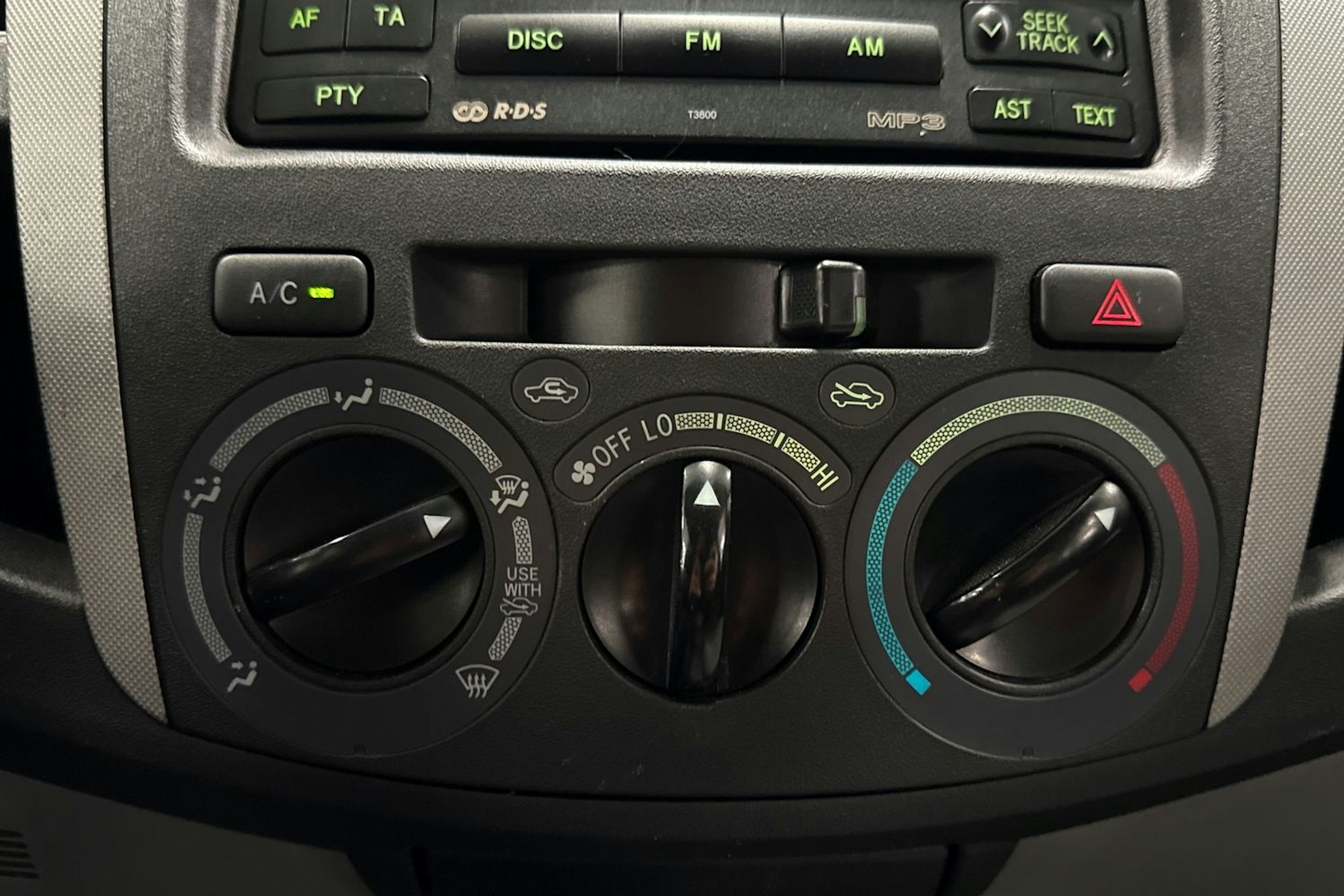 harmaa Toyota Hilux 2010 kuva 22.