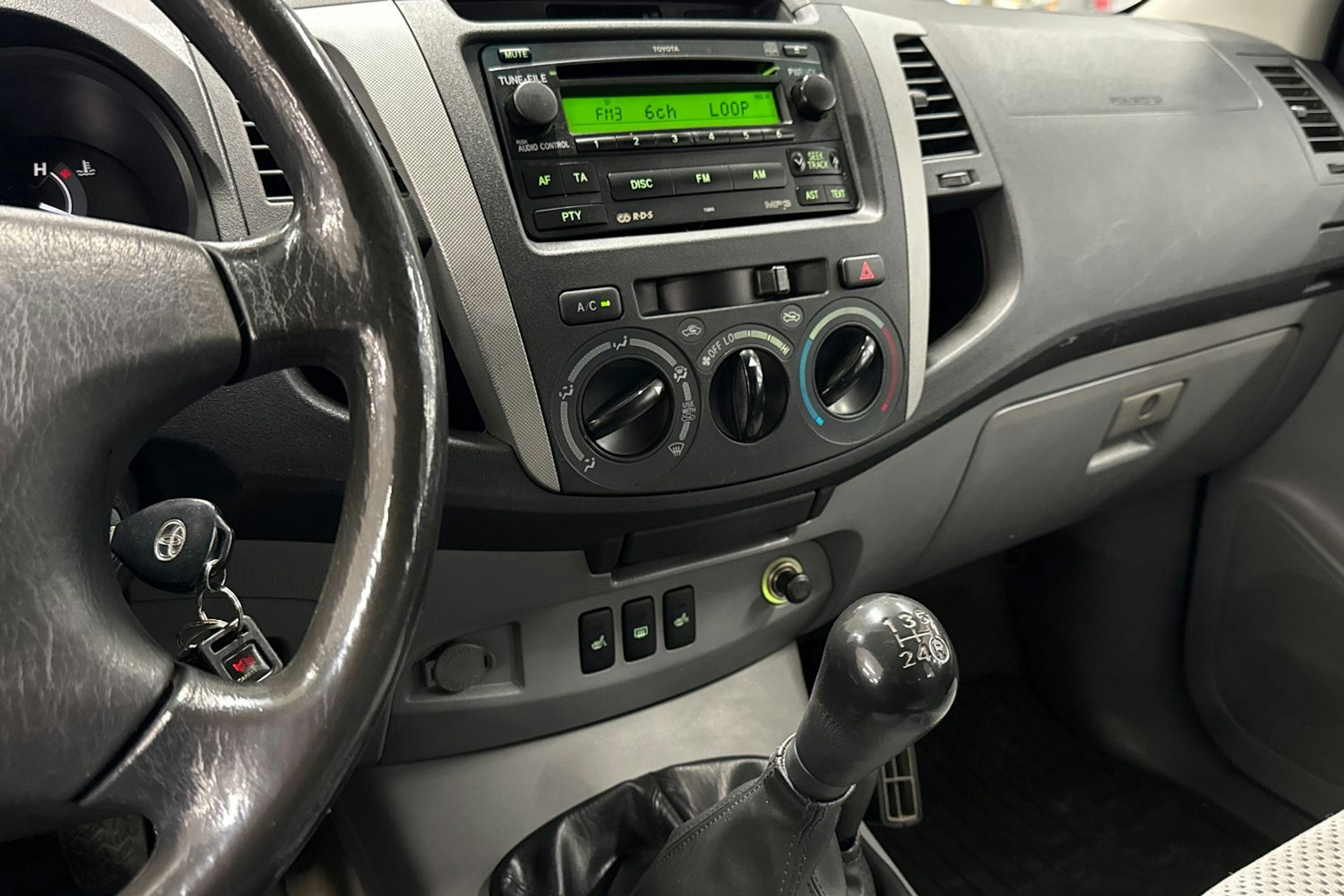 harmaa Toyota Hilux 2010 kuva 24.