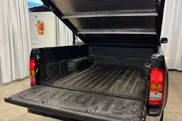 musta Toyota Hilux 2010 kuva 10.